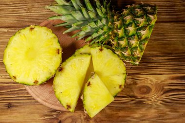 Tahta masada taze ananas. Üst görünüm