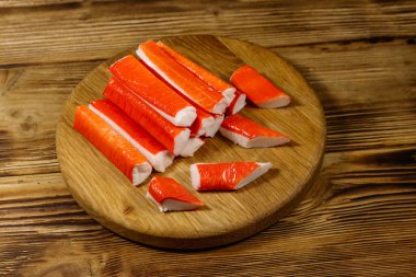 Tahtadaki tahta kesme tahtasındaki yengeç çubukları