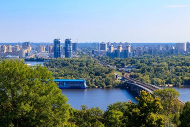 Ukrayna Kiev 'deki Metro Köprüsü ve Dinyeper Nehri' nin havadan görüntüsü. Kyiv şehir manzarası