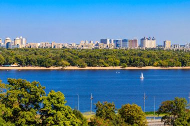 Ukrayna, Kiev 'deki Dinyeper Nehri' nin sol yakasının görüntüsü