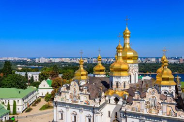 Ukrayna 'daki Kyiv Pechersk Lavra (Kiev Mağara Manastırı) ve Dinyeper Nehri' nin Dormition Katedrali manzarası. Büyük Lavra Çan Kulesi 'nden görüntü