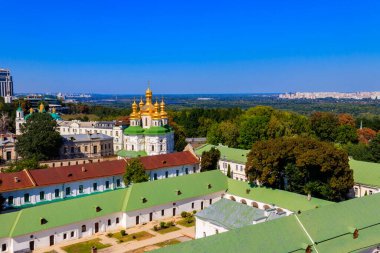 Ukrayna 'daki Kiev Pechersk Lavra' daki (Kiev Mağara Manastırı) Azizler Kilisesi manzarası. Kiev şehir manzarası