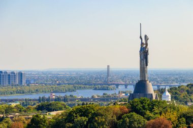 Ukrayna Kiev 'deki Anavatan Anıtı ve Dinyeper Nehri manzarası. Kiev şehir manzarası