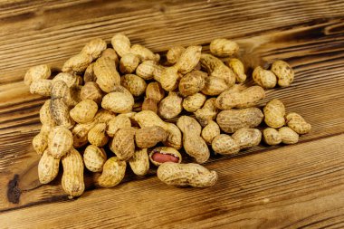 Tahta bir masada fıstık ezmesi.