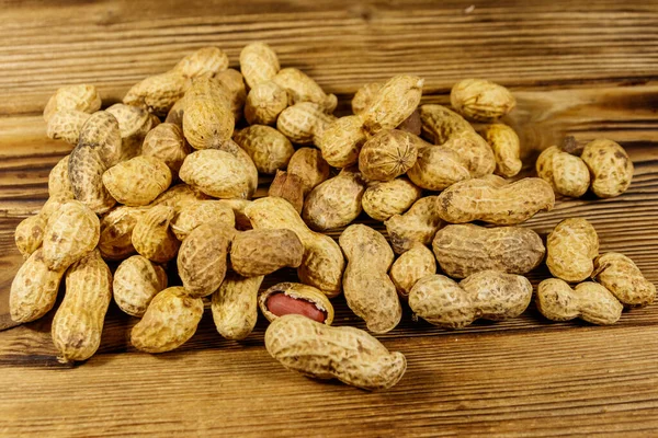 Tahta bir masada fıstık ezmesi.