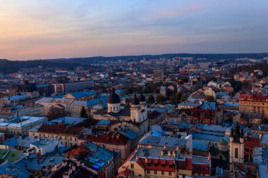 Ukrayna 'nın tarihi merkezi Lviv' in havadan görünüşü. Fildişi şehir manzarası. Lviv Belediye Binası 'ndan görüntü