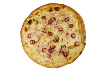 Beyaz arka planda sosisli, kırmızı soğanlı ve peynirli leziz taze pizza.