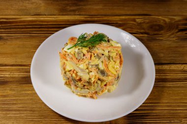 Tavuk göğsü, kızarmış mantar, havuç, rendelenmiş peynir, yumurta ve mayonez, ahşap masa.