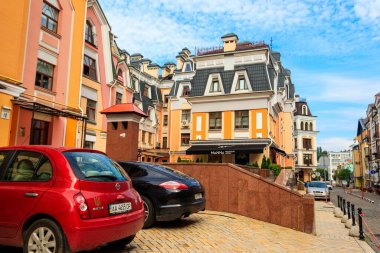 Kiev, Ukrayna - 28 Temmuz 2018: Kiev, Ukrayna 'daki Vozdvizhenka elit bölgesinin renkli evleri