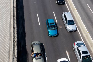Kiev, Ukrayna - 28 Temmuz 2018: Kalabalık saatlerde çok şeritli otoyolda trafik araçları