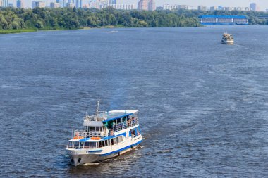 Kiev, Ukrayna - 28 Temmuz 2018: Kiev 'deki Dinyeper nehrinde seyahat eden turist gemisi