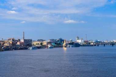 Kiev, Ukrayna - 28 Temmuz 2018: Kiev 'deki Podil Mahallesi ve Dinyeper Nehri manzarası