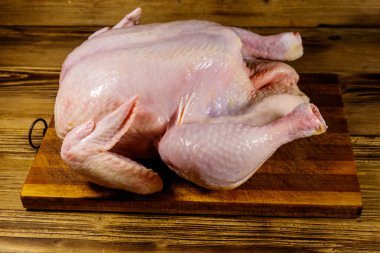 Tavuğu ahşap bir masada çiğ çiğ yedim.