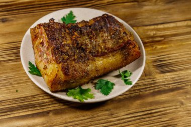 Ahşap bir masada pişmiş domuz göbeği.