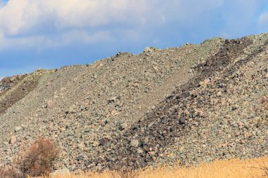 Demir cevheri yığınlarının manzarası. Madencilik endüstrisi