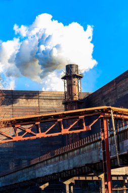 Pipolu eski fabrika manzarası. Hava kirliliği, çevresel hasar