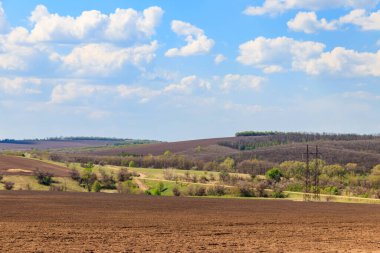 Baharda sürülen tarlanın manzarası. Tarım arazisi