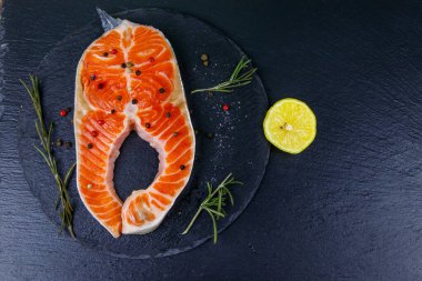 Siyah tahtada baharatlı çiğ somon bifteği. Üst görünüm