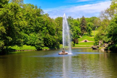 Uman, Ukrayna 'daki Sofiyivka Parkı' nda Yılan Çeşmesi ile bir göl manzarası