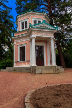 Uman, Ukrayna 'daki Sofiyivka parkındaki Anti-Kirke Adası' ndaki Pembe Pavyon.
