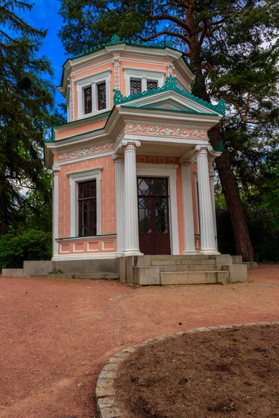 Uman, Ukrayna 'daki Sofiyivka parkındaki Anti-Kirke Adası' ndaki Pembe Pavyon.