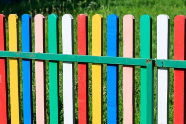 Çok renkli ahşap çitlere yakın plan.