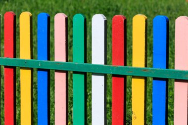 Çok renkli ahşap çitlere yakın plan.