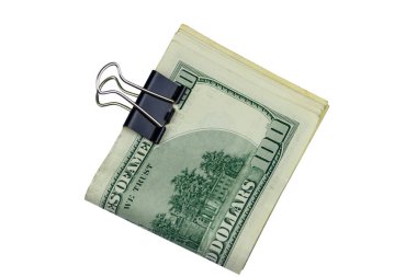 Beyaz arka planda izole edilmiş 100 dolarlık Amerikan banknotları.