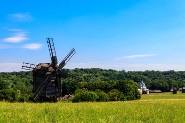 Ukrayna 'nın Kiev kenti yakınlarındaki Pirohiv (Pirogovo) köyündeki Ukrayna Halk Mimarisi ve Halk Yolları Açık Hava Müzesi manzarası