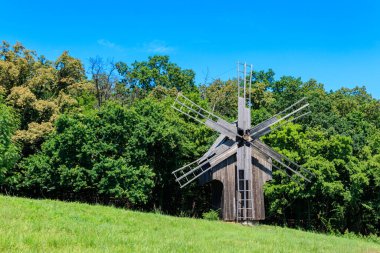Ukrayna, Kiev yakınlarındaki Pyrohiv (Pirogovo) köyünde eski ahşap yel değirmeni