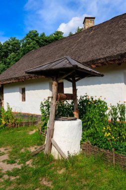 Ukrayna 'da bir köyde eski bir kuyu