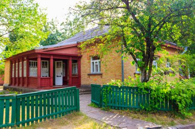 Ukrayna köyünde küçük bir tuğla ev.