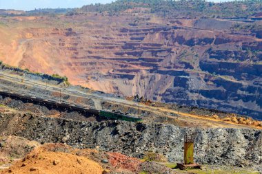 Demir cevheri ocağında yük treni