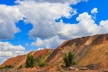 Demir cevheri yığınlarının manzarası. Madencilik endüstrisi