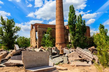Eski terk edilmiş fabrikanın kalıntıları.