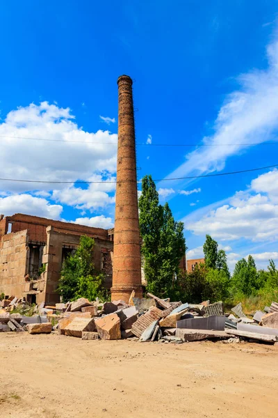 Eski terk edilmiş fabrikanın kalıntıları.
