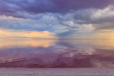 Yağmurdan önce tuz gölü üzerinde kara fırtına bulutları