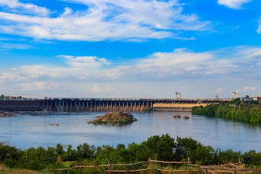 Zaporizhia, Ukrayna 'daki Dinyeper nehri üzerindeki Dinyeper Hidroelektrik İstasyonu.