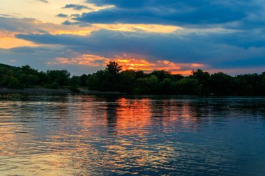 Gün batımında Dinyeper nehrinin manzarası