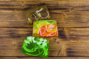 Ahşap arka planda el yapımı sabun kalıpları. Üst görünüm