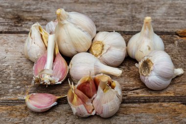 Köy ahşap bir masada taze sarımsak