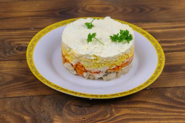 Tavuklu, havuçlu, yumurtalı, peynirli ve mayonezli lezzetli salata.