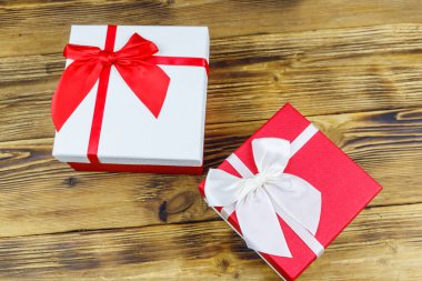 Ahşap bir arka planda hediye kutuları. Üst görünüm