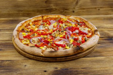 Tahta bir masada lezzetli taze pizza.