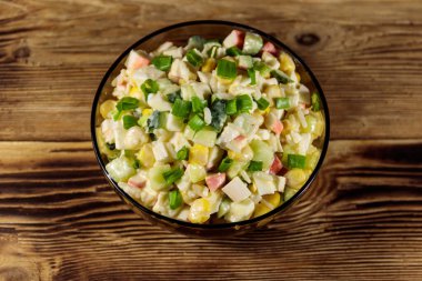 Yengeç çubuklu salata, mısır, salatalık, yumurta, pirinç ve mayonez. Üst görünüm