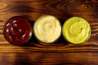 Ahşap masadaki soslar. Üst görünüm