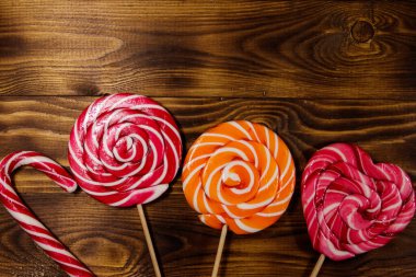 Kırsal ahşap arka planda tatlı lolipoplar. Üst görünüm