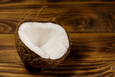 Kırsal ahşap masada taze hindistan cevizi.