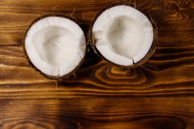 Kırsal ahşap masada taze hindistan cevizi. Üst görünüm, alanı kopyala