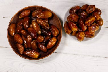 Kurumuş meyveler beyaz ahşap masada. Üst görünüm